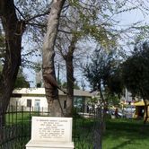 Επιγραφή μνημείου στον Τινάνειο κήπο Πειραιά